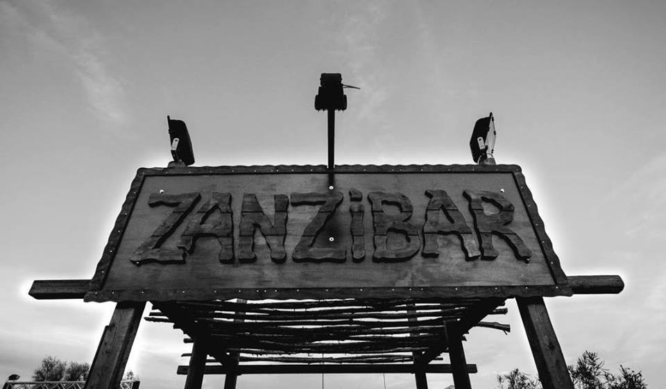 Lo Zanzibar è uno dei Bagni e locali più storici di Marina di Ravenna. Mitiche le serate musicali di elettronica e afro. Famose le Zanzipizza e il fritto di