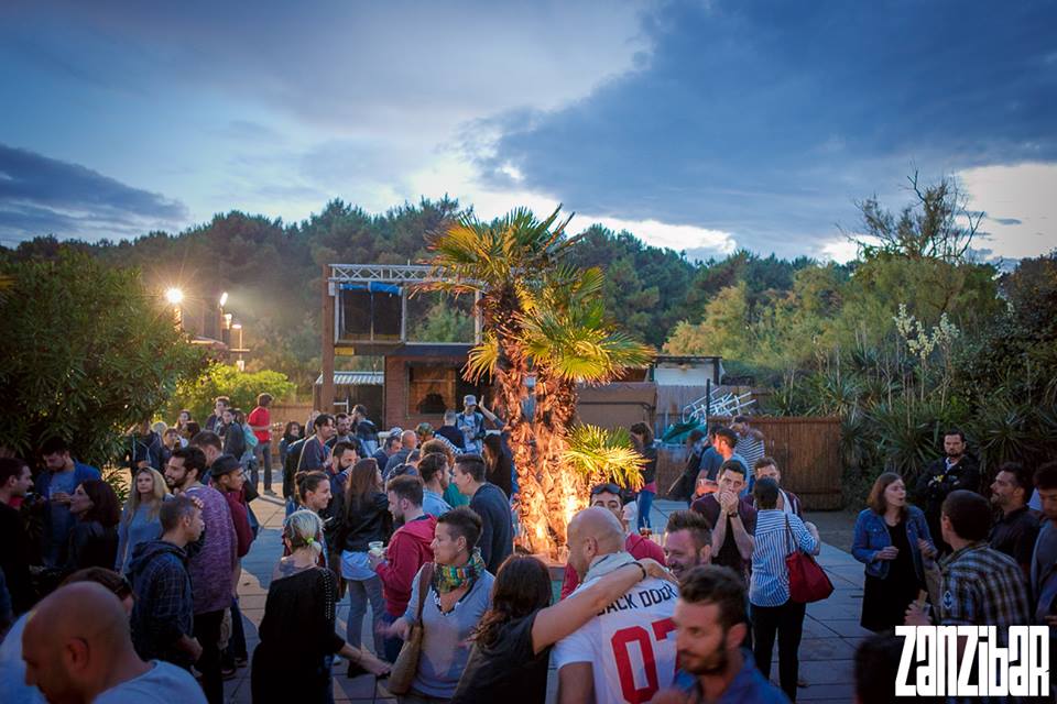 Lo Zanzibar è uno dei Bagni e locali più storici di Marina di Ravenna. Mitiche le serate musicali di elettronica e afro. Famose le Zanzipizza e il fritto di